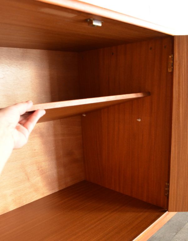 アンティーク家具 シンプルなヴィンテージ家具、チーク材のサイドボード。扉内の棚板は、取り外しができます。(x-612-f)