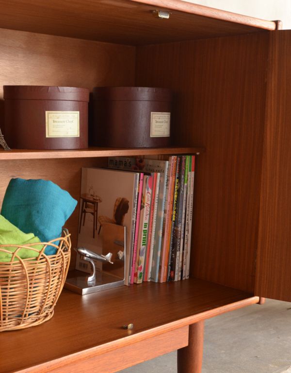 アンティーク家具 シンプルなヴィンテージ家具、チーク材のサイドボード。扉内の収納は、写真のように雑誌やA4ファイルの収納が出来ます。(x-612-f)