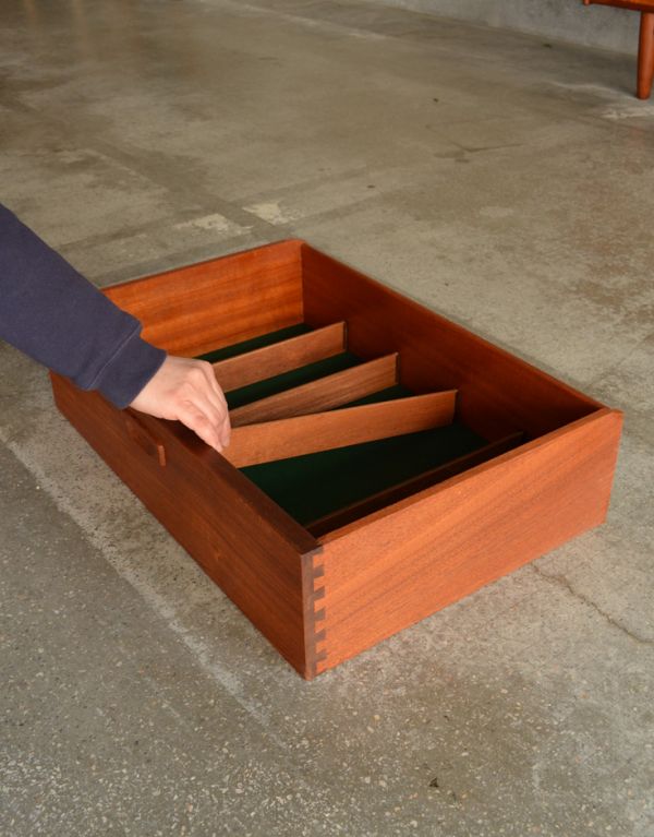 アンティーク家具 シンプルなヴィンテージ家具、チーク材のサイドボード。引き出しの最上段はフェルトが張ってあるので、アクセサリーなどそのまま入れられます。(x-612-f)