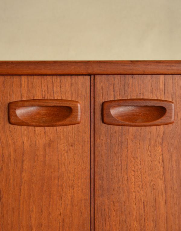 アンティーク家具 シンプルなヴィンテージ家具、チーク材のサイドボード。シンプルでカッコいい取っ手。(x-612-f)