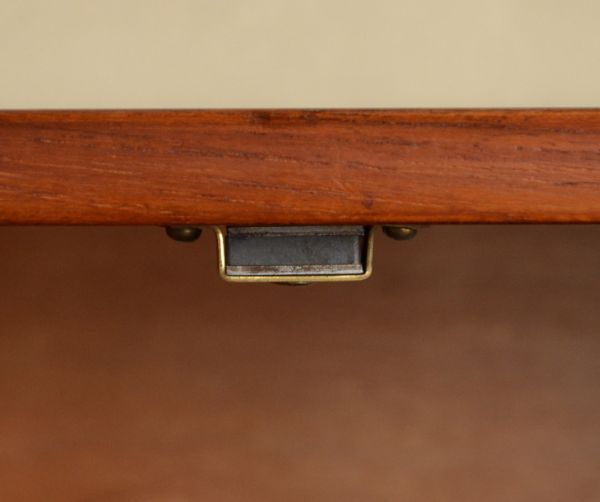 アンティーク家具 シンプルなヴィンテージ家具、チーク材のサイドボード。扉にはマグネットが付いているので、開け閉めがスムーズです。(x-612-f)