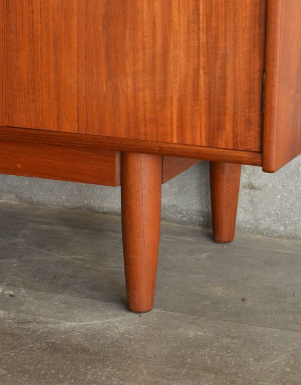 アンティーク家具 シンプルなヴィンテージ家具、チーク材のサイドボード。脚はすっきりしたデザインです。(x-612-f)