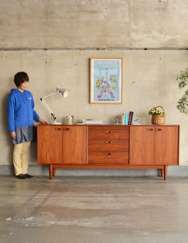 アンティーク家具 シンプルなヴィンテージ家具、チーク材のサイドボード。スッキリとかっこいいデザインが特徴のサイドボード。(x-612-f)