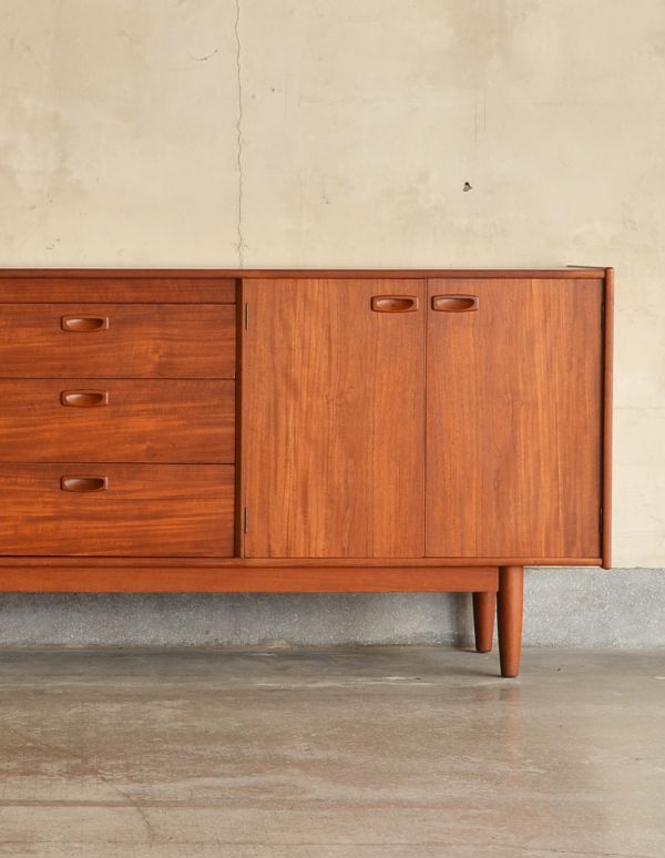 アンティーク家具 シンプルなヴィンテージ家具、チーク材のサイドボード。男女ともに人気のシンプルでスタイリッシュなインテリアです。(x-612-f)