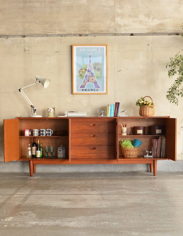 アンティーク家具 シンプルなヴィンテージ家具、チーク材のサイドボード。よく使うペン立てやメモ、携帯置きに使いつつ、ディスプレイも楽しめる広さが嬉しいです。(x-612-f)