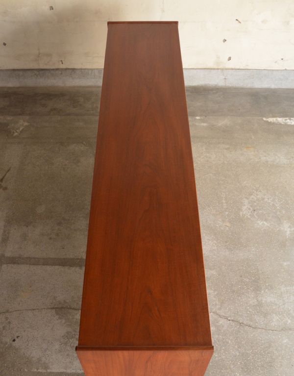 アンティーク家具 シンプルなヴィンテージ家具、チーク材のサイドボード。天板もキレイに塗装を仕上げました。(x-612-f)