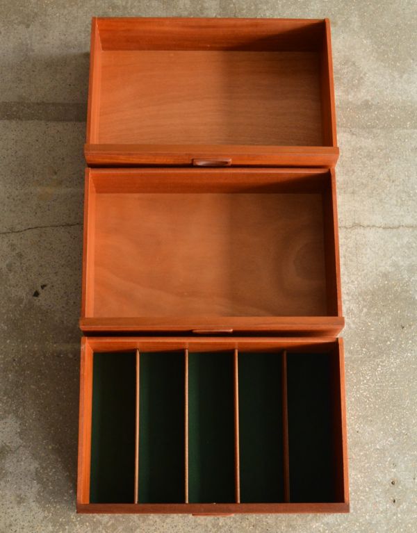 アンティーク家具 シンプルなヴィンテージ家具、チーク材のサイドボード。引き出しは全部で3杯。(x-612-f)