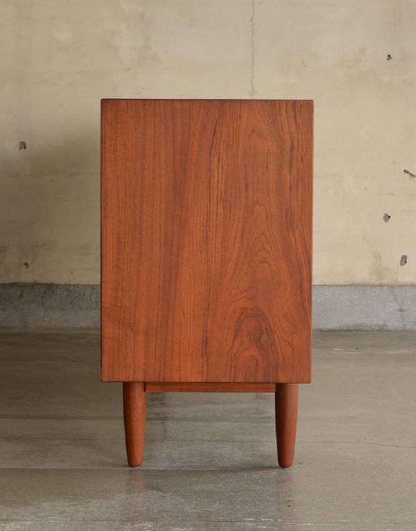 アンティーク家具 シンプルなヴィンテージ家具、チーク材のサイドボード。サイドから見てもキレイな状態です。(x-612-f)