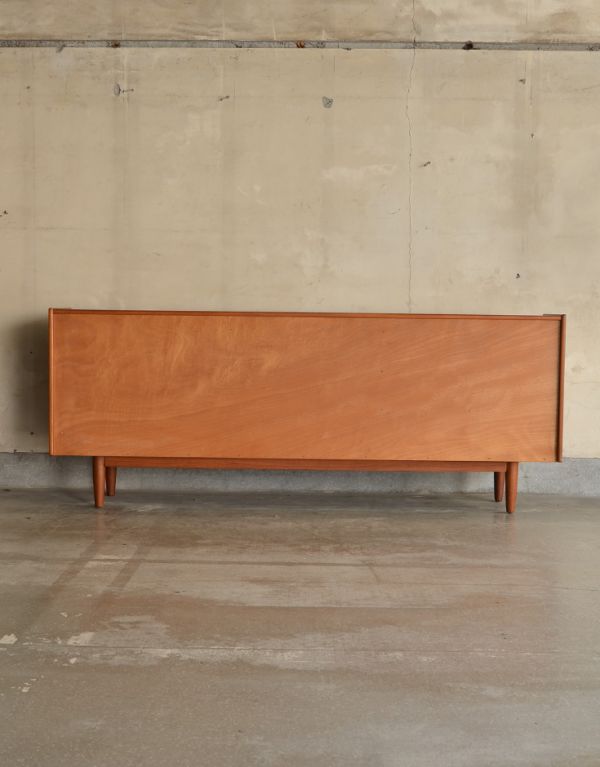 アンティーク家具 シンプルなヴィンテージ家具、チーク材のサイドボード。きちんとメンテナンスしているので後ろから見ても美しいです。(x-612-f)