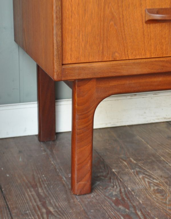 G-PLAN(Gプラン)　アンティーク家具　北欧スタイルのヴィンテージ家具、チーク材のカッコいいサイドボード（Gプラン）。きちんと支えます。(x-613-f)