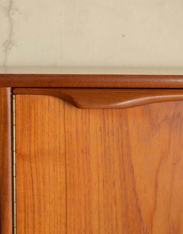 アンティーク家具　チーク材のシンプルなビンテージ家具、ゆったりサイズのサイドボード。シンプルでカッコいい取っ手。(x-614-f)