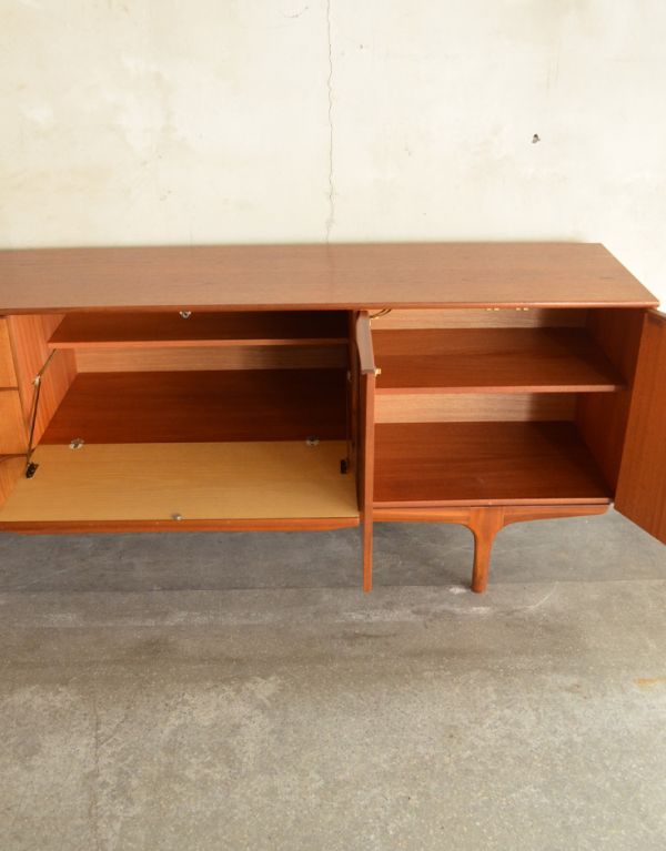 アンティーク家具　チーク材のシンプルなビンテージ家具、ゆったりサイズのサイドボード。重いものや見せたくないものは扉の奥に収納しましょう。(x-614-f)