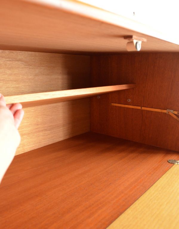 アンティーク家具　チーク材のシンプルなビンテージ家具、ゆったりサイズのサイドボード。しっかりメンテナンスをしてありますので、中はキレイな状態です。(x-614-f)