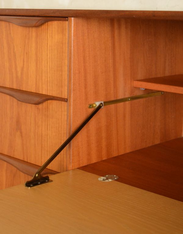 アンティーク家具　チーク材のシンプルなビンテージ家具、ゆったりサイズのサイドボード。扉の金具もしっかりとメンテナンスしています。(x-614-f)