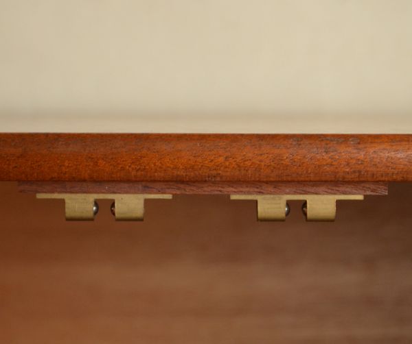 アンティーク家具　チーク材のシンプルなビンテージ家具、ゆったりサイズのサイドボード。扉にはマグネットが付いているので、開け閉めがスムーズです。(x-614-f)