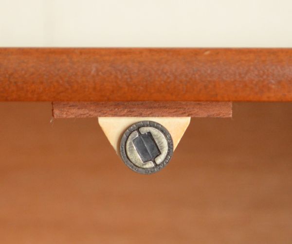 アンティーク家具　チーク材のシンプルなビンテージ家具、ゆったりサイズのサイドボード。扉にはマグネットが付いているので、開け閉めがスムーズです。(x-614-f)