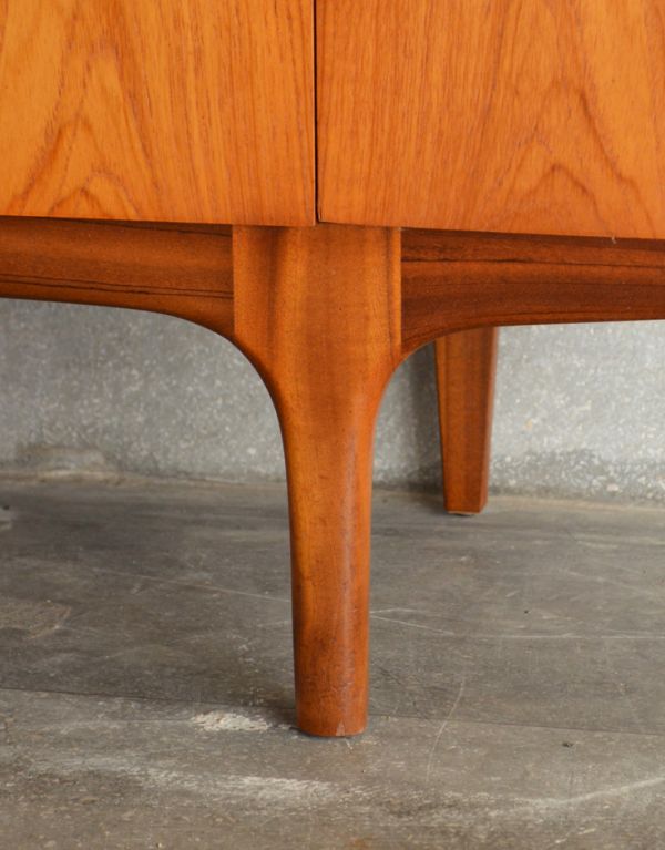 アンティーク家具　チーク材のシンプルなビンテージ家具、ゆったりサイズのサイドボード。脚はすっきりしたデザインです。(x-614-f)