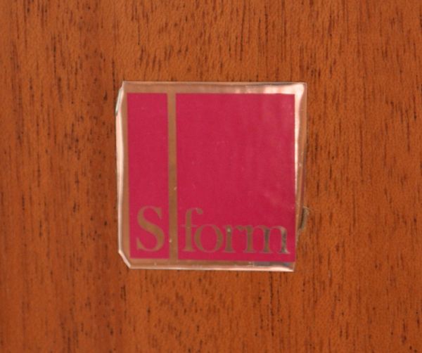 アンティーク家具　チーク材のシンプルなビンテージ家具、ゆったりサイズのサイドボード。このようなステッカーが残っています。(x-614-f)