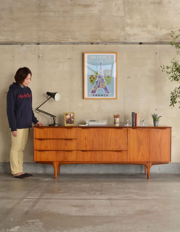 アンティーク家具　チーク材のシンプルなビンテージ家具、ゆったりサイズのサイドボード。スッキリとかっこいいデザインが特徴のサイドボード。(x-614-f)