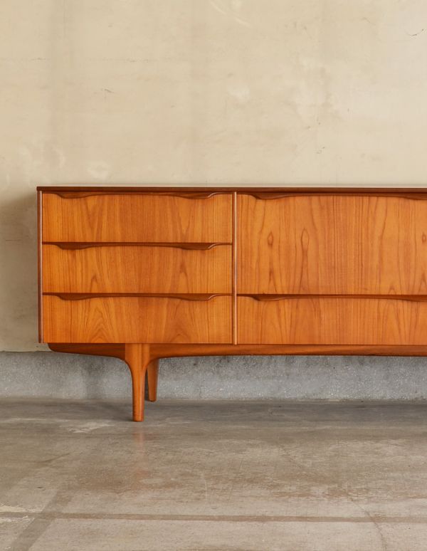 アンティーク家具　チーク材のシンプルなビンテージ家具、ゆったりサイズのサイドボード。リビングで電話などの置き場所として使っても最適です。(x-614-f)