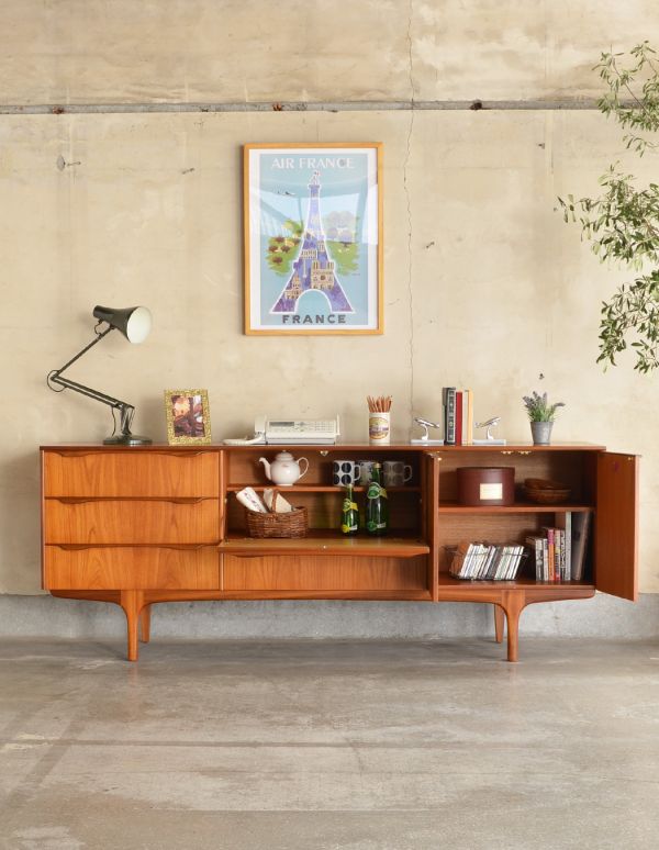 アンティーク家具　チーク材のシンプルなビンテージ家具、ゆったりサイズのサイドボード。扉の奥はたっぷり収納。(x-614-f)