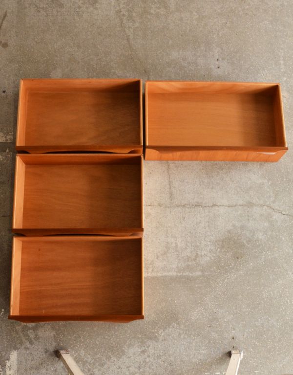 アンティーク家具　チーク材のシンプルなビンテージ家具、ゆったりサイズのサイドボード。引き出しがあるので細かいものもしまえます。(x-614-f)