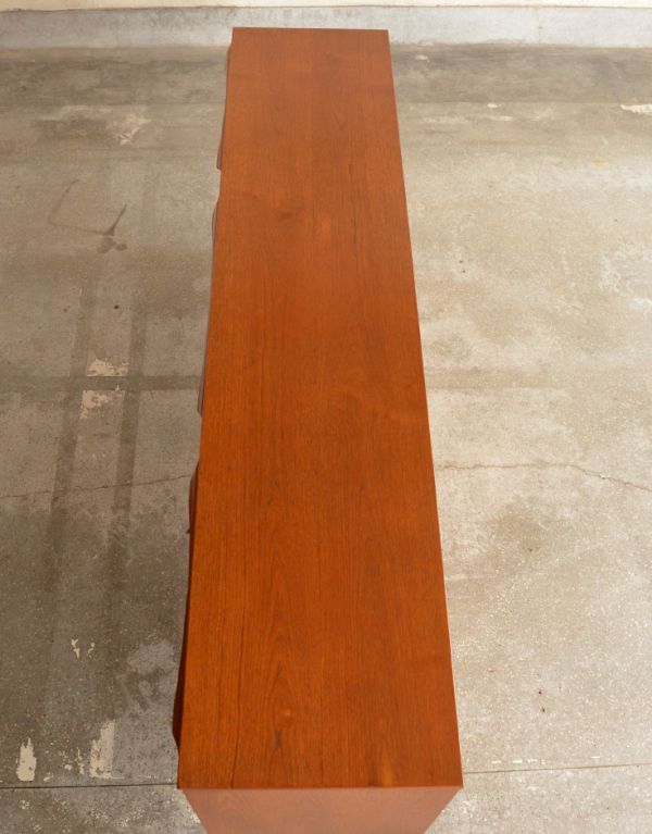 アンティーク家具　チーク材のシンプルなビンテージ家具、ゆったりサイズのサイドボード。天板もキレイに塗装を仕上げました。(x-614-f)