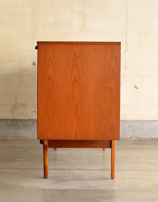 アンティーク家具　チーク材のシンプルなビンテージ家具、ゆったりサイズのサイドボード。サイドから見てもキレイな状態です。(x-614-f)