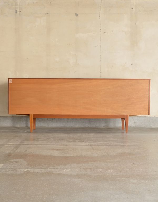 アンティーク家具　チーク材のシンプルなビンテージ家具、ゆったりサイズのサイドボード。キチンとメンテナンスしてあるので、裏側もキレイです。(x-614-f)