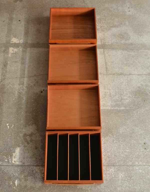 G-PLAN(Gプラン)　アンティーク家具　リビングボードにオススメのヴィンテージ家具、サイドボード（Gプラン）。引き出しがあるので細かいものもしまえます。(x-615-f)