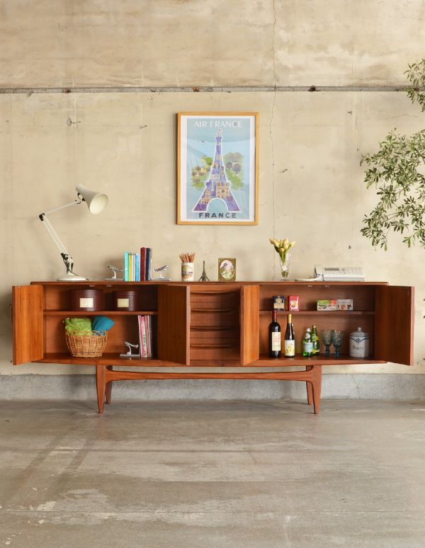 G-PLAN(Gプラン)　アンティーク家具　リビングボードにオススメのヴィンテージ家具、サイドボード（Gプラン）。両サイドの扉の奥はたっぷり収納。(x-615-f)