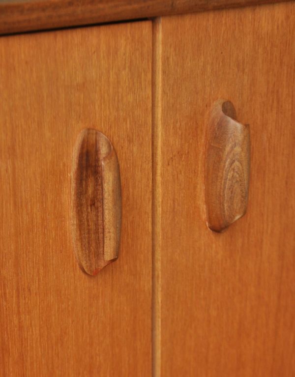 アンティーク家具 イギリスのビンテージ家具、おしゃれなG-PLANのサイドボード。G-planシリーズでも人気なのが、この巻貝のような持ち手のデザイン。(x-616-f)