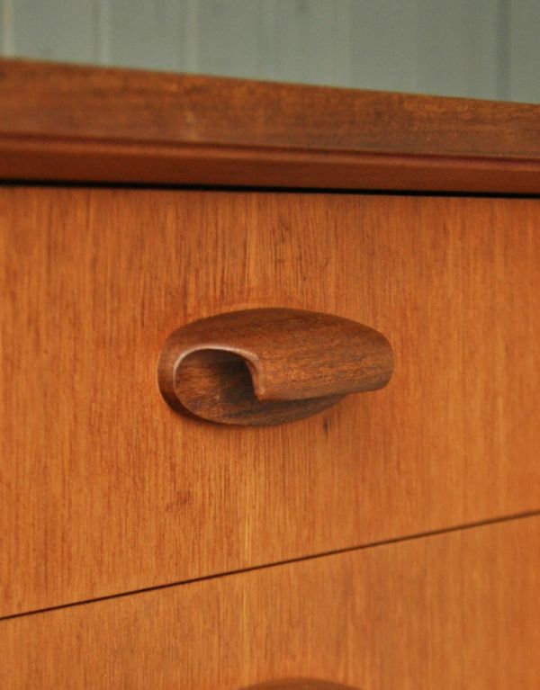 アンティーク家具 イギリスのビンテージ家具、おしゃれなG-PLANのサイドボード。開閉しやすい形の取っ手です。(x-616-f)