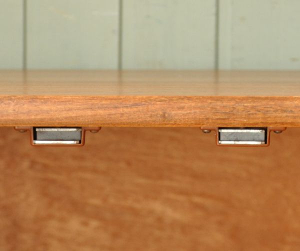 アンティーク家具 イギリスのビンテージ家具、おしゃれなG-PLANのサイドボード。扉の開け閉めがしやすいよう、マグネットを取り付けてあります。(x-616-f)