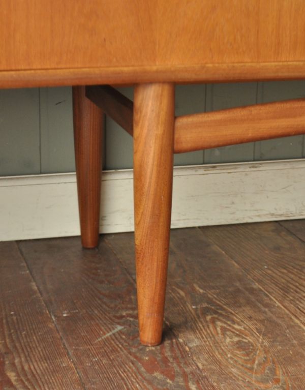 アンティーク家具 イギリスのビンテージ家具、おしゃれなG-PLANのサイドボード。きちんと支えます。(x-616-f)