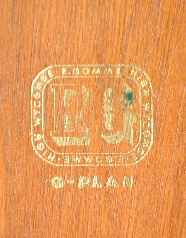 アンティーク家具 イギリスのビンテージ家具、おしゃれなG-PLANのサイドボード。裏面にはG-PLANのロゴが入っています。(x-616-f)