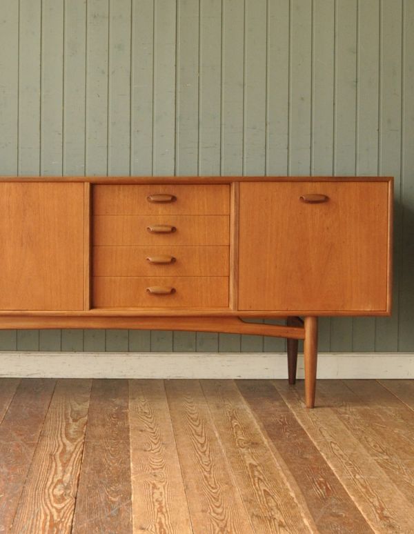 アンティーク家具 イギリスのビンテージ家具、おしゃれなG-PLANのサイドボード。中央は引き出し。(x-616-f)