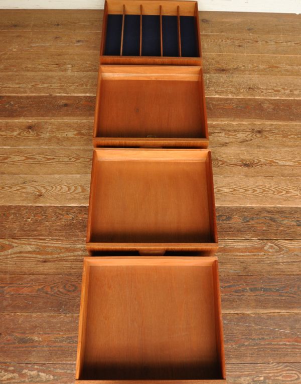 アンティーク家具 イギリスのビンテージ家具、おしゃれなG-PLANのサイドボード。引き出しは4杯です。(x-616-f)