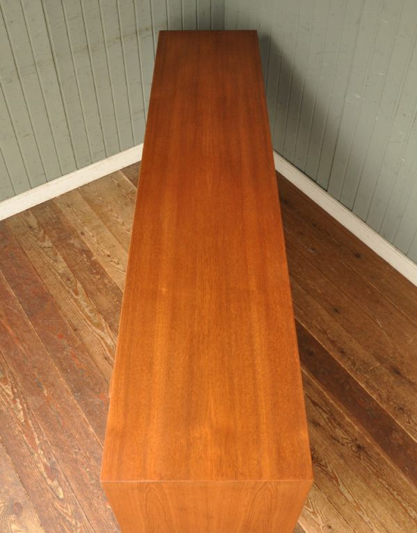 アンティーク家具 イギリスのビンテージ家具、おしゃれなG-PLANのサイドボード。天板もキレイに塗装を仕上げました。(x-616-f)