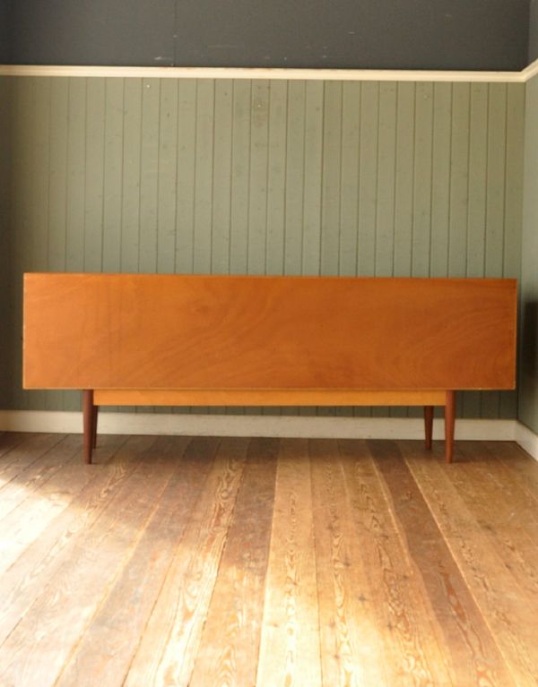 アンティーク家具 イギリスのビンテージ家具、おしゃれなG-PLANのサイドボード。裏側もキチンと仕上げているので、キレイな状態です。(x-616-f)