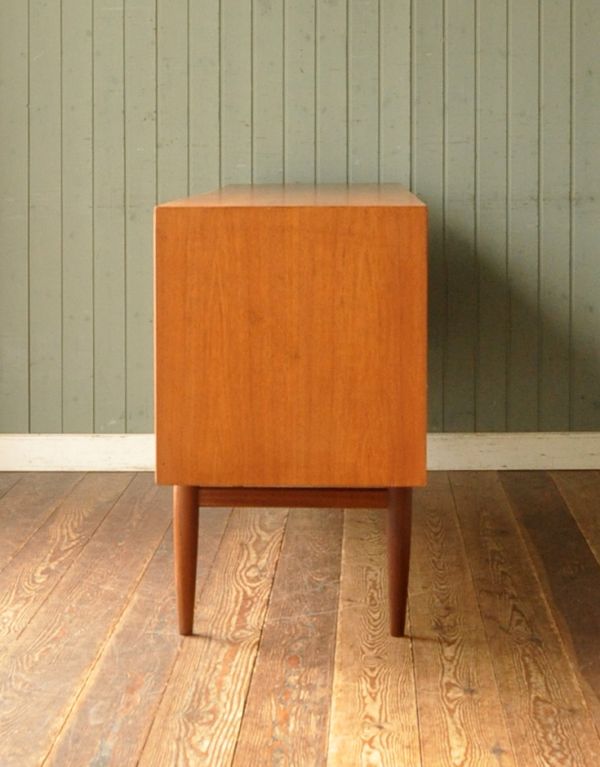 アンティーク家具 イギリスのビンテージ家具、おしゃれなG-PLANのサイドボード。サイドから見てもキレイな状態です。(x-616-f)