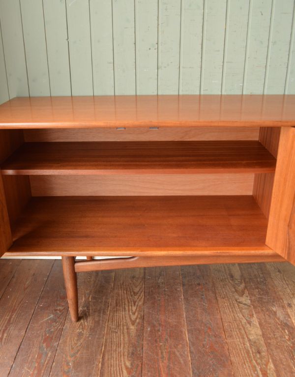 アンティーク家具　ヴィンテージの北欧家具、テレビボードに使えると人気のサイドボード（G-plan）。扉内もボディと同じ、明るい色味で仕上がっています。(x-617-f)