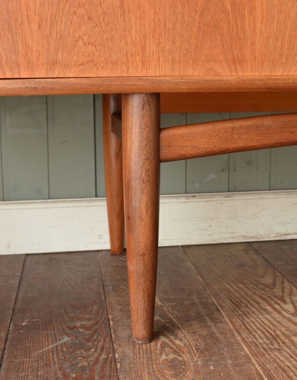 アンティーク家具　ヴィンテージの北欧家具、テレビボードに使えると人気のサイドボード（G-plan）。きちんと支えます。(x-617-f)