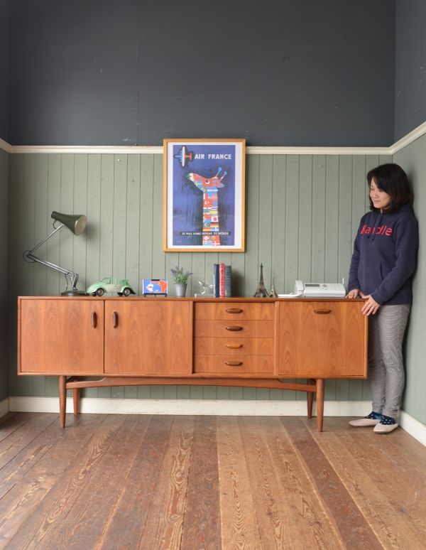 アンティーク家具　ヴィンテージの北欧家具、テレビボードに使えると人気のサイドボード（G-plan）。スッキリとかっこいいデザインが特徴のサイドボード。(x-617-f)