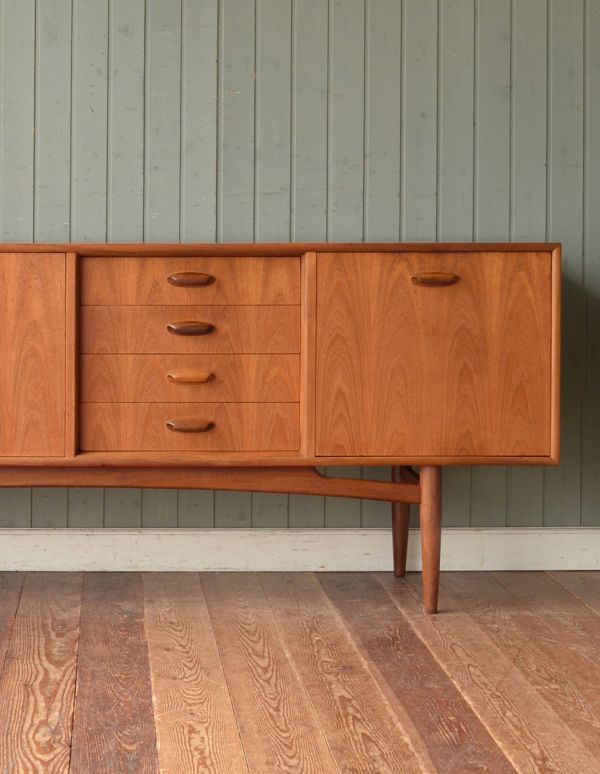 アンティーク家具　ヴィンテージの北欧家具、テレビボードに使えると人気のサイドボード（G-plan）。中央は引き出し。(x-617-f)