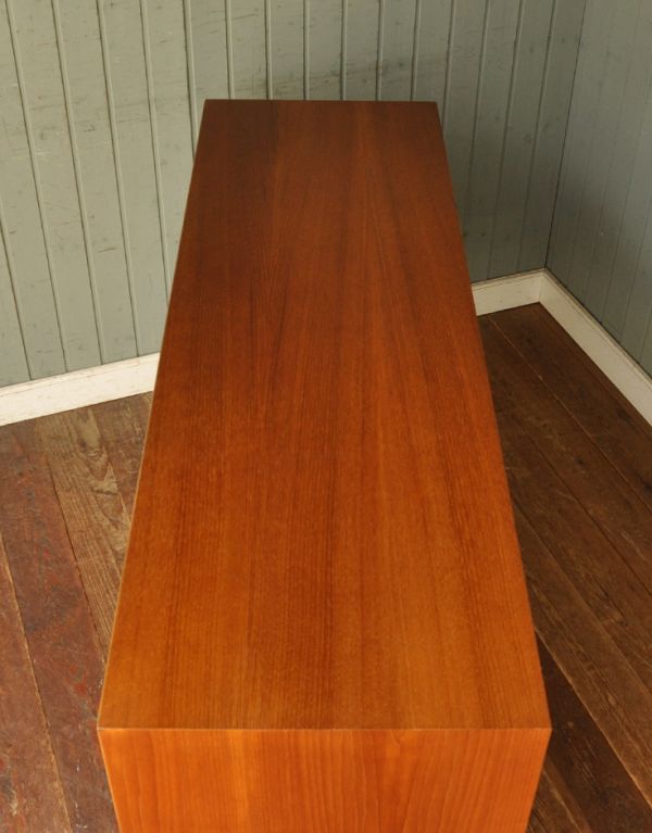 G-PLAN(Gプラン)　アンティーク家具　チーク材を使ったヴィンテージ家具、Gプランのおしゃれなサイドボード。天板もキレイに塗装を仕上げました。(x-618-f)