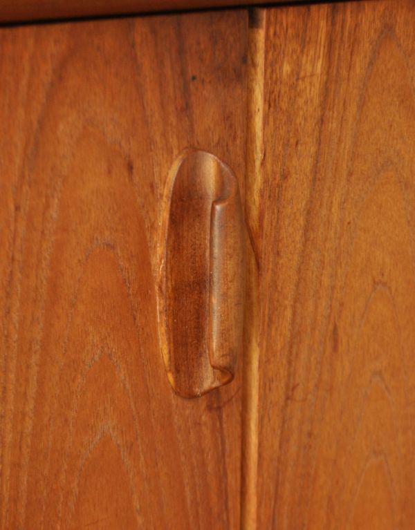 G-PLAN(Gプラン)　アンティーク家具　チーク材を使ったヴィンテージ家具、Gプランのおしゃれなサイドボード。シンプルでカッコいい取っ手。(x-618-f)