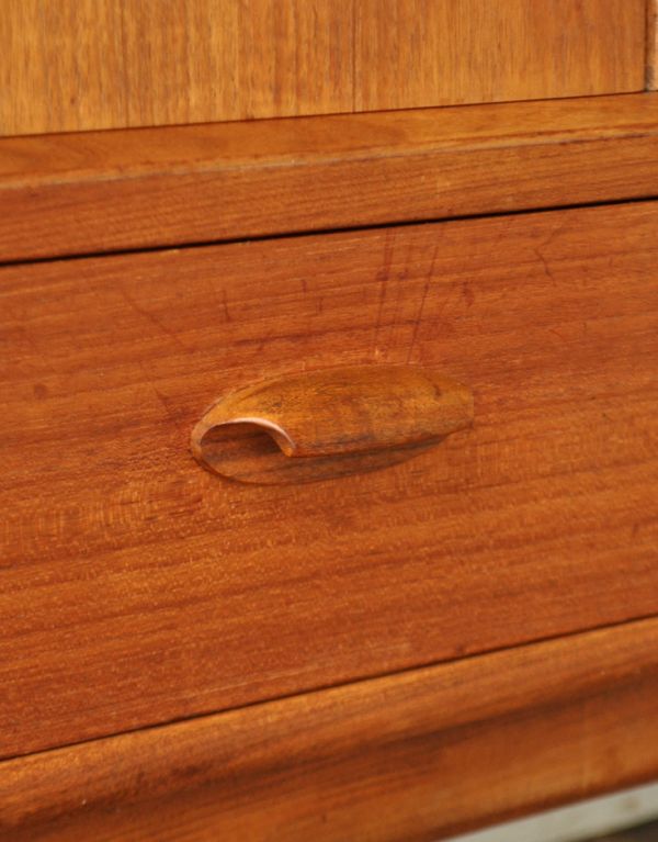 G-PLAN(Gプラン)　アンティーク家具　チーク材を使ったヴィンテージ家具、Gプランのおしゃれなサイドボード。扉の取っ手も引き出しとおそろいの形です。(x-618-f)