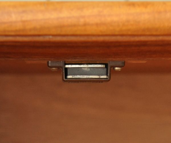 G-PLAN(Gプラン)　アンティーク家具　チーク材を使ったヴィンテージ家具、Gプランのおしゃれなサイドボード。扉の開け閉めがしやすいよう、マグネットを取り付けてあります。(x-618-f)