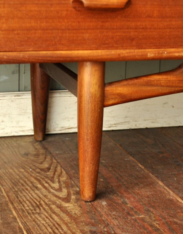 G-PLAN(Gプラン)　アンティーク家具　チーク材を使ったヴィンテージ家具、Gプランのおしゃれなサイドボード。安定感のある脚がしっかり支えます。(x-618-f)